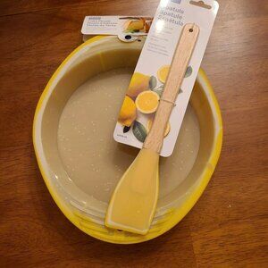 Kitchen Smart lemon pattern spatula and 9.5 " round pan silicone wood